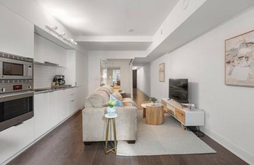 Bay Cloverhill Appartement | The Royal Nest in Downtown Toronto!