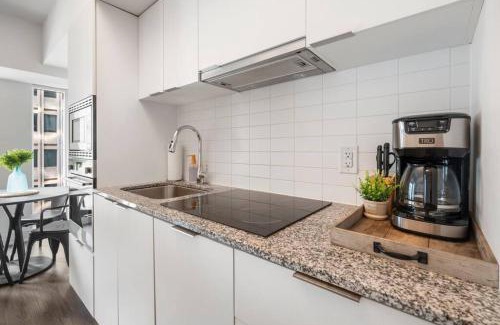 Bay Cloverhill Appartement | The Royal Nest in Downtown Toronto!