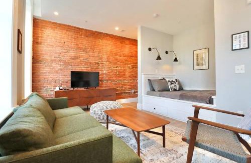 Old Town Alexandria Appartement | The Royal Suite at Prince Street Inn