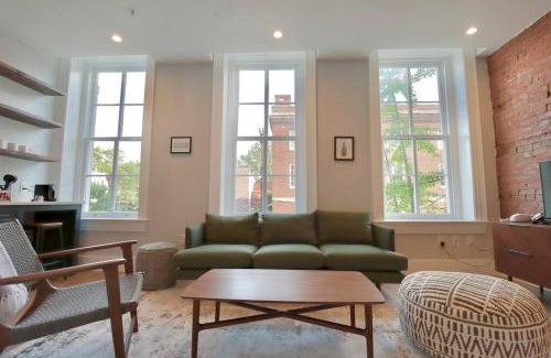 Old Town Alexandria Appartement | The Royal Suite at Prince Street Inn