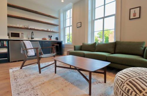 Old Town Alexandria Appartement | The Royal Suite at Prince Street Inn