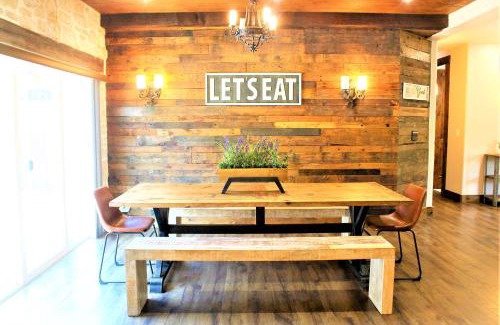 Cross Mountain Maison | The Rustic Inn - Family friendly, Close to Fiesta Texas, SeaWorld, Riverwalk and more