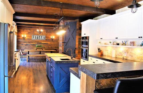 Cross Mountain Maison | The Rustic Inn - Family friendly, Close to Fiesta Texas, SeaWorld, Riverwalk and more