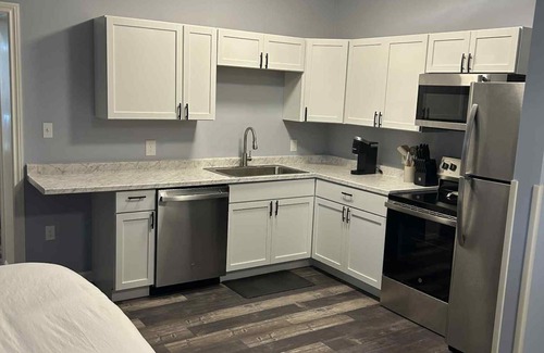 Renick Appartement | The Rustic Railroad Studio 5 Min to HWY 63 Kitchen + Washer/Dryer