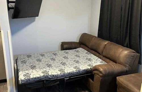 Renick Appartement | The Rustic Railroad Studio 5 Min to HWY 63 Kitchen + Washer/Dryer