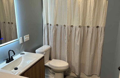 Renick Appartement | The Rustic Railroad Studio 5 Min to HWY 63 Kitchen + Washer/Dryer