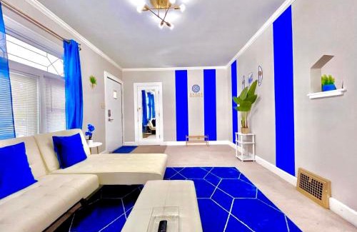 Old Brooklyn Maison | The Sapphire Haven - Your Old Brooklyn Oasis Awaits Families, Couples, Business Travelers Near Downtown With Parking, 300 MB WiFi & Self Check-In