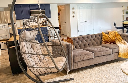 Linton Hall Appartement | The Sapphire - Luxury Basement Suite Close to I-66 Queen Beds 2000 sqft