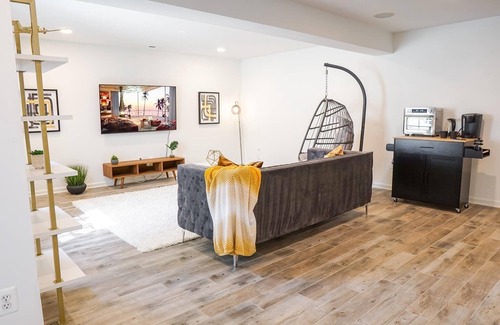 Linton Hall Appartement | The Sapphire - Luxury Basement Suite Close to I-66 Queen Beds 2000 sqft