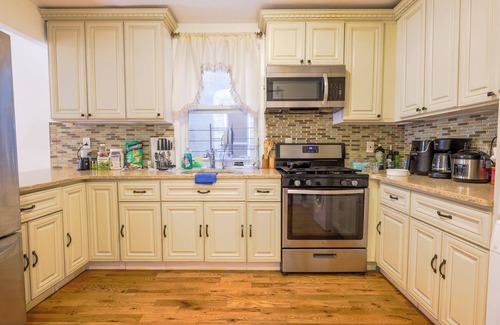 Crown Heights Maison | The Schenectady House - Unit 2 Standard Large Room/Shared Bath & Common Areas