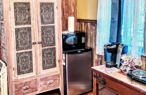 Franklin Springs Cottage | 1860s Schoolhouse, Serene Country Setting