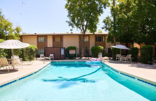 Fashion Square Appartement | The Scott Getaway - Walkable to Old Town, remodeled space, heated pool!