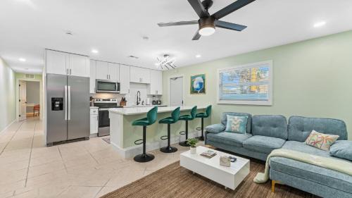 Cocoa Beach Appartement | The Shark Tank Cocoa Beach - 2 2BR Units - 4BR Total - Each Unit Sleeps 5 - Walk to Downtown & Beach