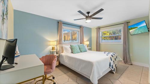 Cocoa Beach Appartement | The Shark Tank Cocoa Beach - 2 2BR Units - 4BR Total - Each Unit Sleeps 5 - Walk to Downtown & Beach