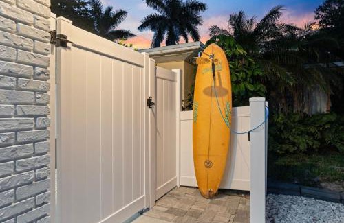 Cocoa Beach Appartement | The Shark Tank Cocoa Beach - 2 2BR Units - 4BR Total - Each Unit Sleeps 5 - Walk to Downtown & Beach