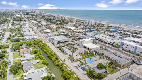Cocoa Beach Appartement | The Shark Tank Cocoa Beach - 2 2BR Units - 4BR Total - Each Unit Sleeps 5 - Walk to Downtown & Beach