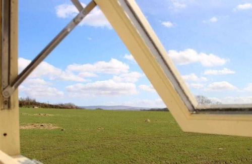 Pentrefelin Cabine | The Shearer's Hut, a cosy shepherds hut