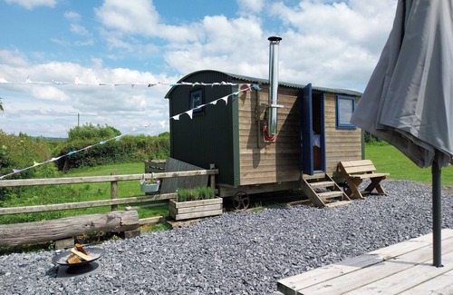 Pentrefelin Cabine | The Shearer's Hut, a cosy shepherds hut