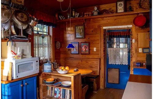 Strasburg Maison | The Shenandoah Basset Dacha