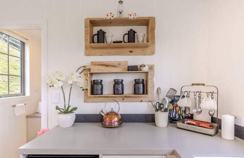 Lake Tarawera Cabine | Romantic shepherds hut with lake and mountain views