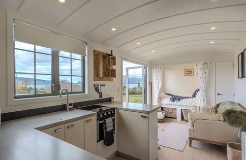 Lake Tarawera Cabine | Romantic shepherds hut with lake and mountain views