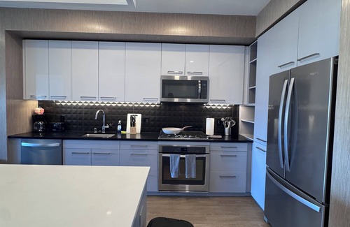 East Village Appartement | The Shift – Sleek 1BRs with rooftop pool, gym, and designer interiors.