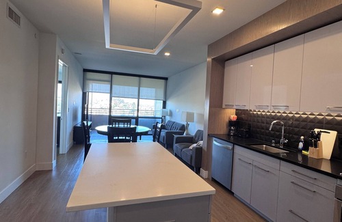 East Village Appartement | The Shift – Sleek 1BRs with rooftop pool, gym, and designer interiors.
