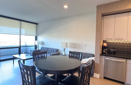 East Village Appartement | The Shift – Sleek 1BRs with rooftop pool, gym, and designer interiors.