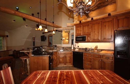 Trout Creek Cottage | The Shire of Montana est la seule véritable maison Hobbit où vous pourrez passer la nuit dans un style Hobbit chaleureux.