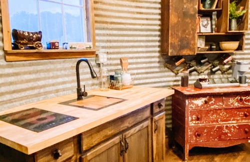 Lynchburg Autre | The Silos at Promise Manor "Duke". Farm stay mins from historic Lynchburg, TN.