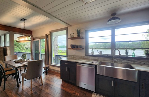 Silver Springs Maison | The Silver Springs Lakefront Cottage - with Canoe