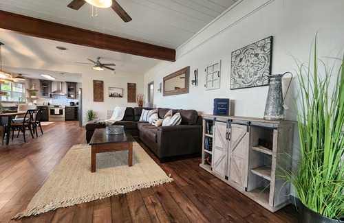 Silver Springs Maison | The Silver Springs Lakefront Cottage - with Canoe