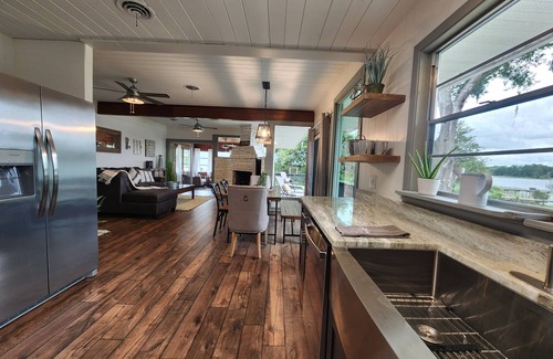 Silver Springs Maison | The Silver Springs Lakefront Cottage - with Canoe