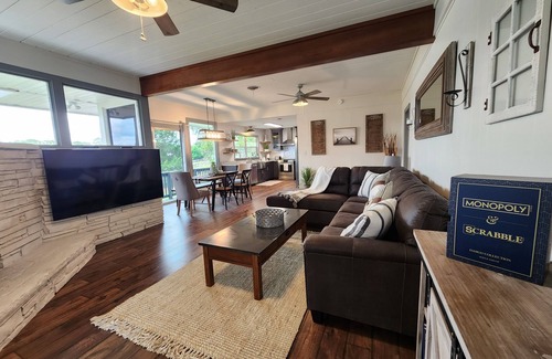 Silver Springs Maison | The Silver Springs Lakefront Cottage - with Canoe