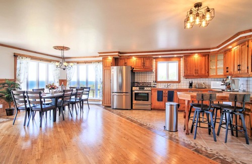 Caplan Maison | The Simeon - Upscale Bay Views by Doorbed
