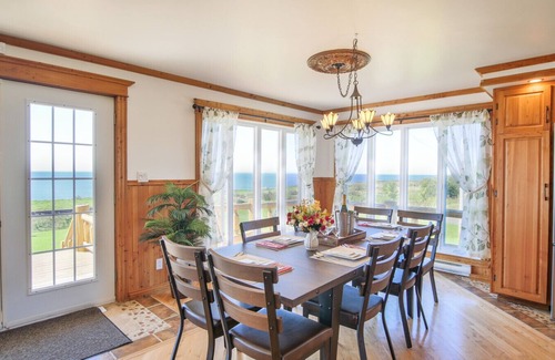 Caplan Maison | The Simeon - Upscale Bay Views by Doorbed