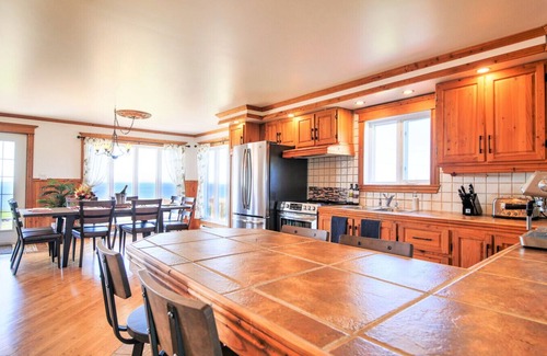Caplan Maison | The Simeon - Upscale Bay Views by Doorbed