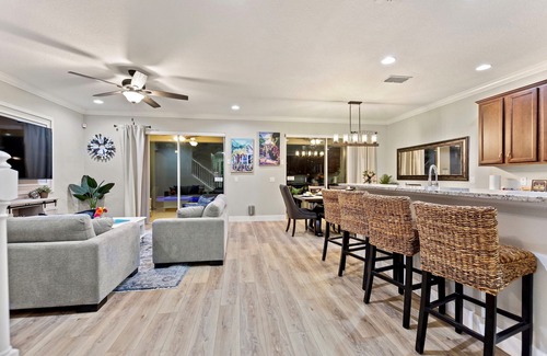 Sunridge Woods Maison | The Simpsons, The Chipmunks and all Disney friends stays here ~ 6 bdrm 5 baths