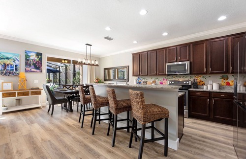 Sunridge Woods Maison | The Simpsons, The Chipmunks and all Disney friends stays here ~ 6 bdrm 5 baths