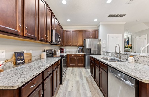 Sunridge Woods Maison | The Simpsons, The Chipmunks and all Disney friends stays here ~ 6 bdrm 5 baths