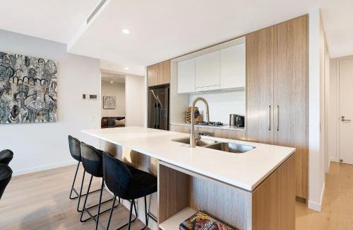 East Brisbane Appartement | The Sinclair - Luxury Brisbane Apartment near The Gabba with Rooftop Pool, 3 Bedrooms & City Views