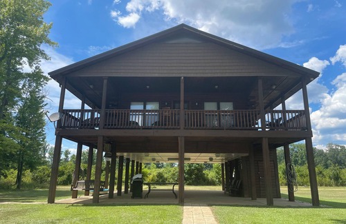 Aliceville Maison | The Sipbee Camphouse on the river. Relax and fish with family and friends.
