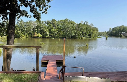 Aliceville Maison | The Sipbee Camphouse on the river. Relax and fish with family and friends.
