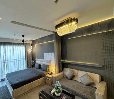 Noida Appartement | The Smoke by Velvet 40th Floor City & River View