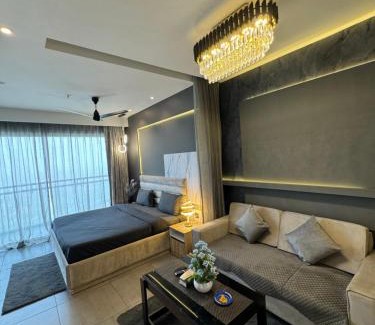 Noida Appartement | The Smoke by Velvet 40th Floor City & River View