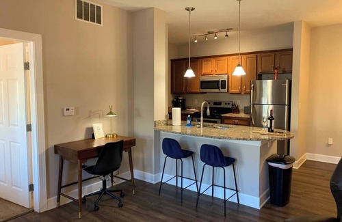 Westerville Appartement | The Snowbird Suite | No Steps | Walk-In Shower!