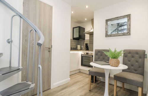 Camborne Maison | The Snug