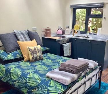 Leckhampton Chalet De Ski | The Snug in Cheltenham, Leckhampton - A Cosy & Unique Space