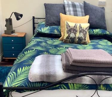 Leckhampton Chalet De Ski | The Snug in Cheltenham, Leckhampton - A Cosy & Unique Space