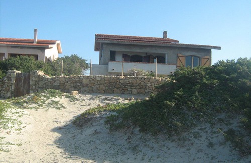 Sa Rocca Tunda Villa | Le bruit de la mer. Maison sur la plage, entourée de verdure, en Sardaigne.